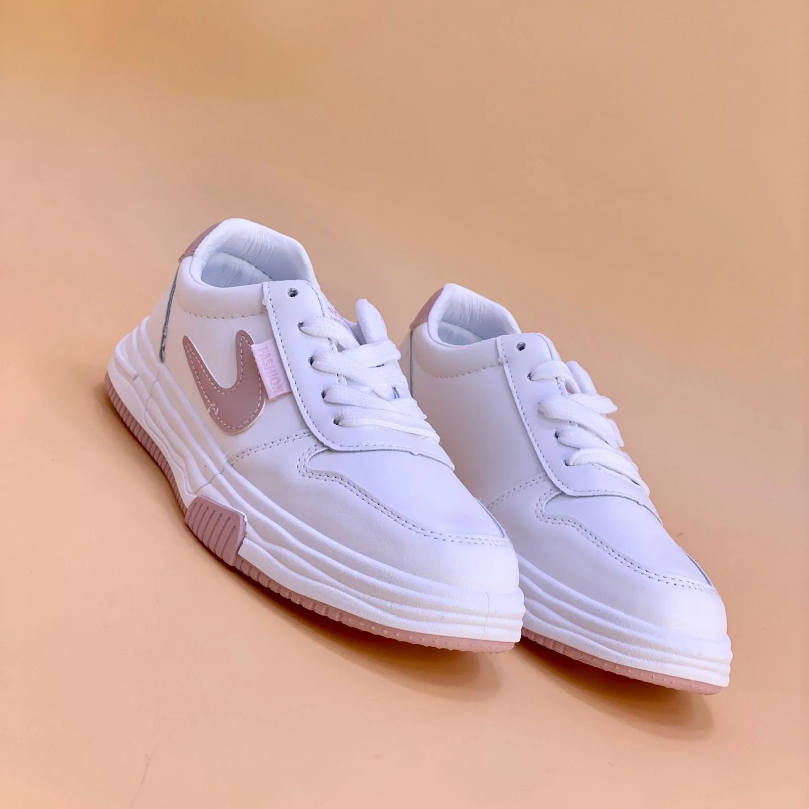 Sure! An optimized title for the e-commerce product could be:

Stylish Womens W467 Sneakers - Comfortable & Trendy Footwear for Everyday Wear

This title includes relevant keywords and modifiers to attract potential buyers and convey the products features.