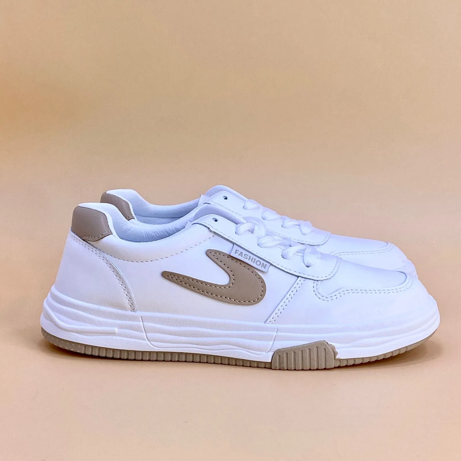 Sure! An optimized title for the e-commerce product could be:

Stylish Womens W467 Sneakers - Comfortable & Trendy Footwear for Everyday Wear

This title includes relevant keywords and modifiers to attract potential buyers and convey the products features.