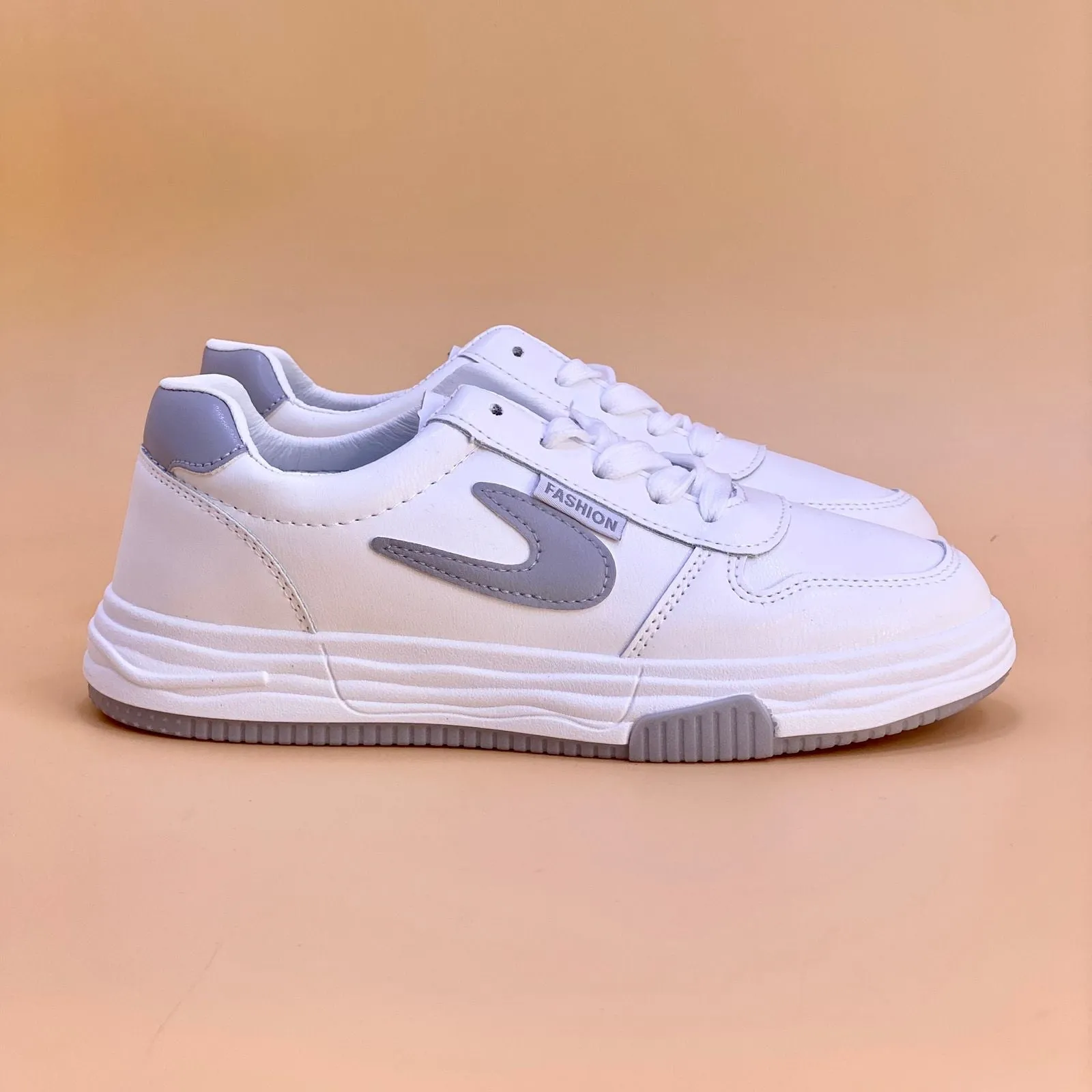 Sure! An optimized title for the e-commerce product could be:

Stylish Womens W467 Sneakers - Comfortable & Trendy Footwear for Everyday Wear

This title includes relevant keywords and modifiers to attract potential buyers and convey the products features.