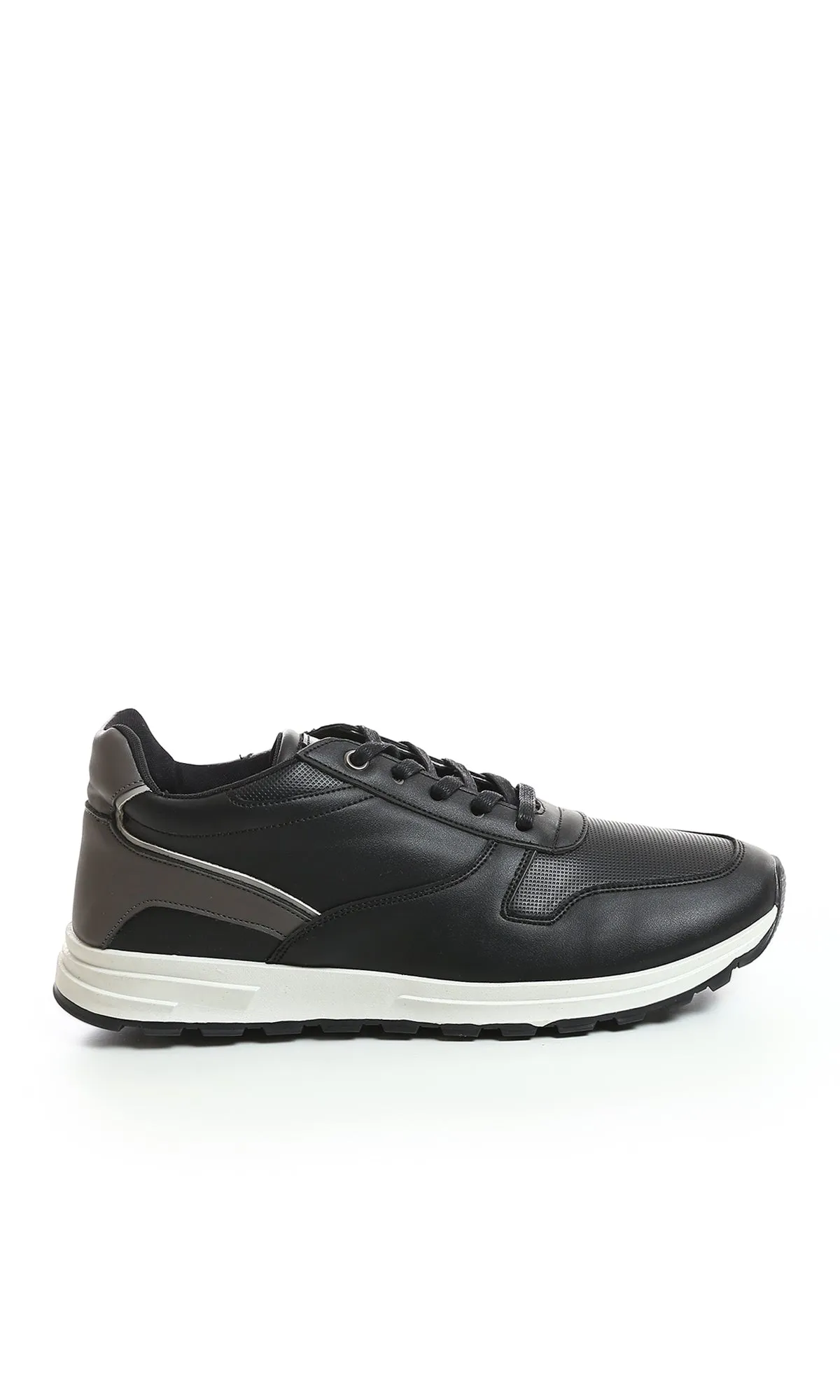 O179389 Men Footwear